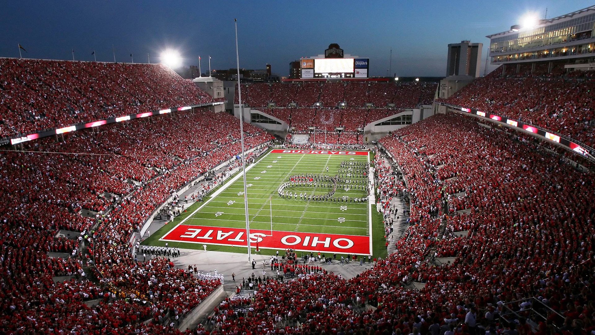 “高新体育中心健力赛：选手们挑战极限重量，赛场气氛紧张”