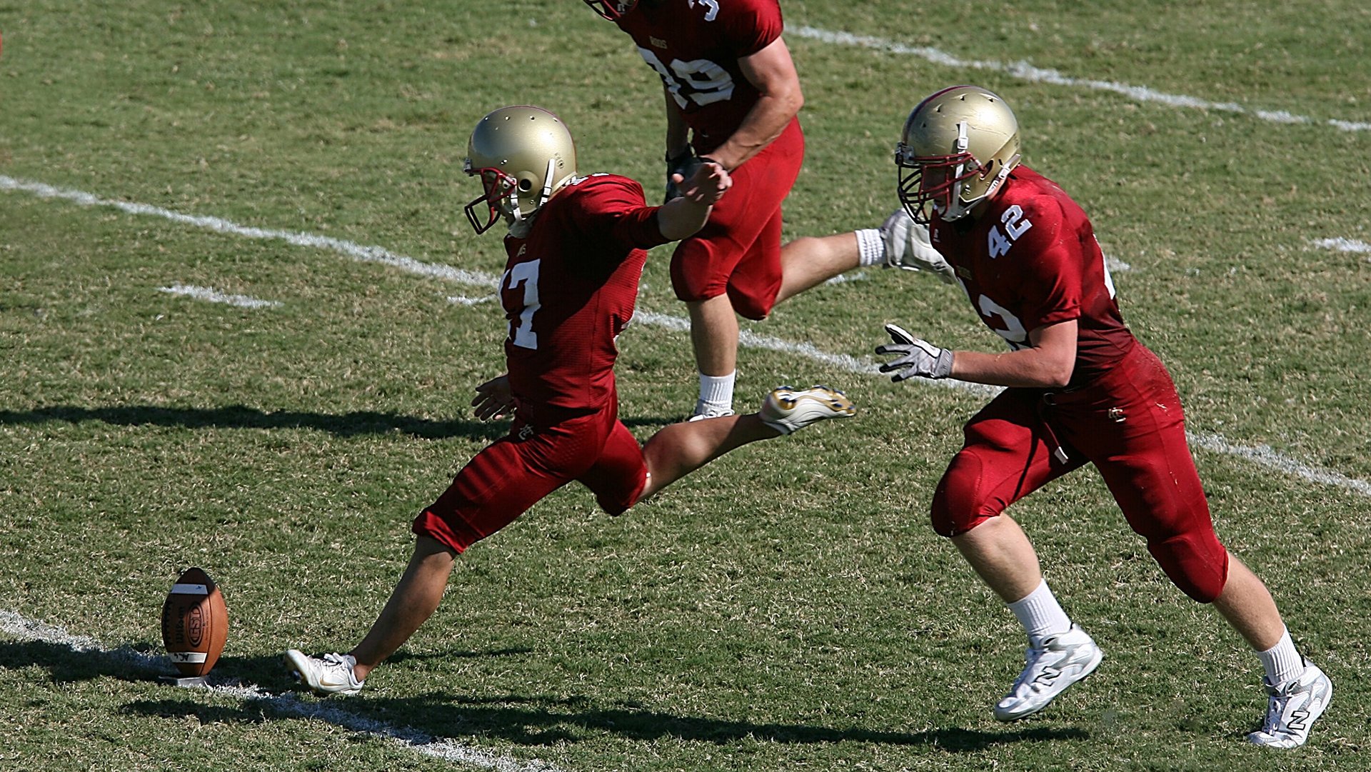 朗斯边翼结合打出犀利反击推动比赛节奏，朗斯啥意思