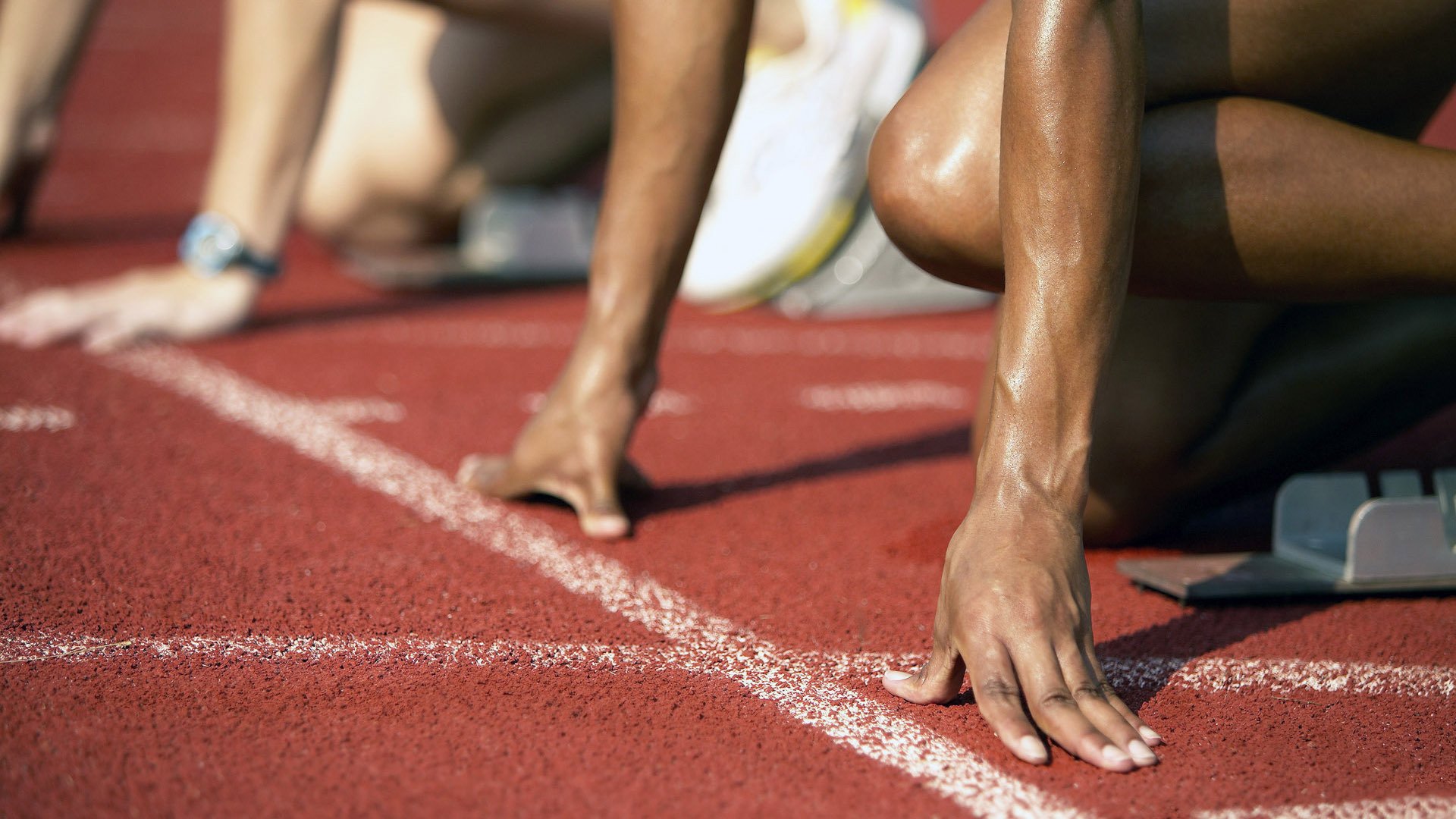 尼尔·巴特尔与队友默契配合，共同筑起袋鼠队坚实防线，尼尔巴特莱特